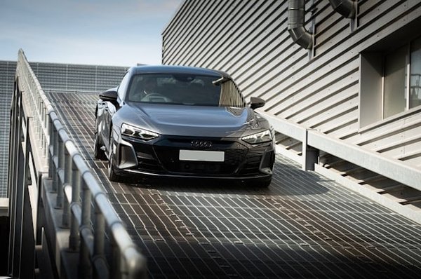 Est-il possible de monter un système de vision périphérique sur une Ford Mustang ancienne modèle pour améliorer la sécurité?